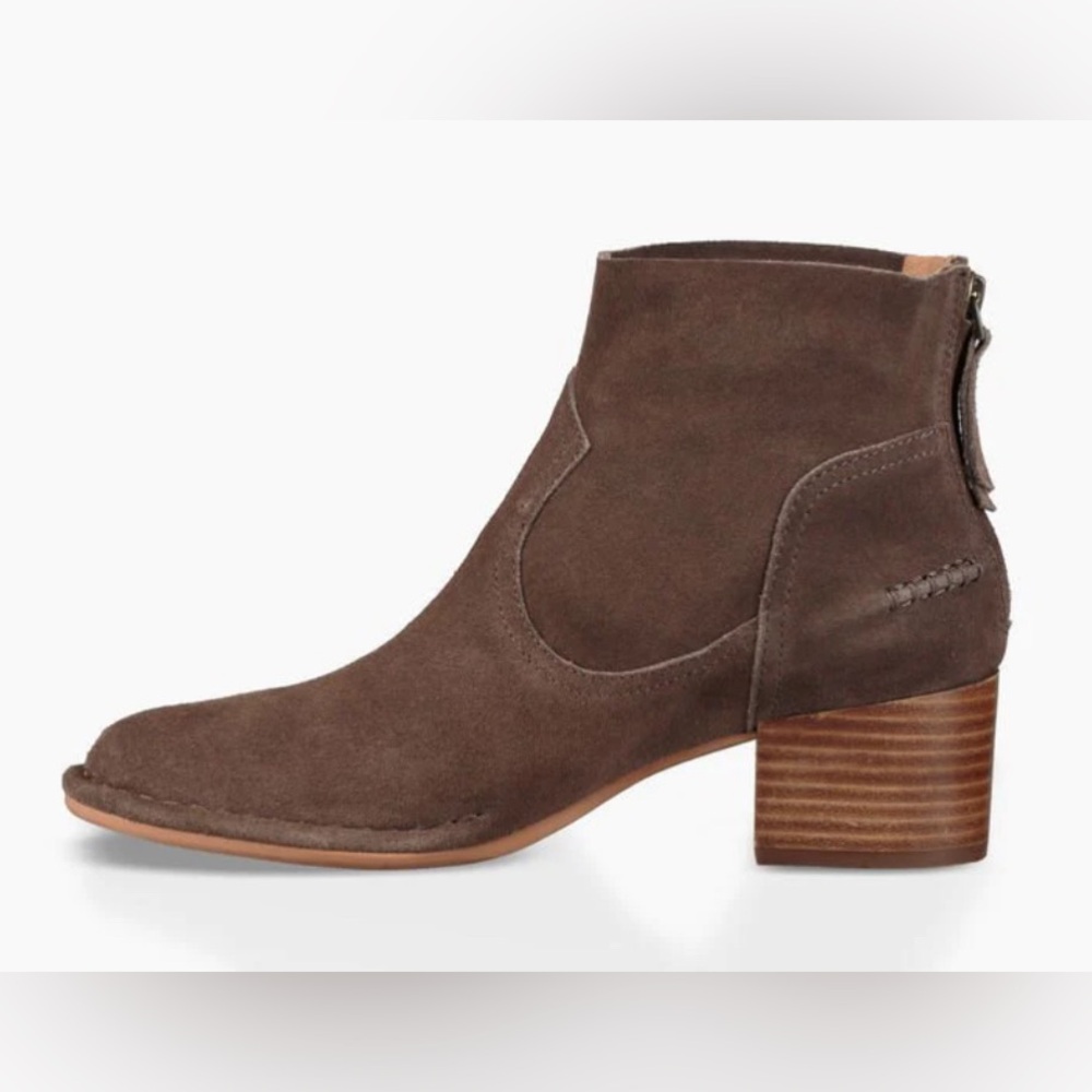 Women’s UGG leather block heel boots. 6.5